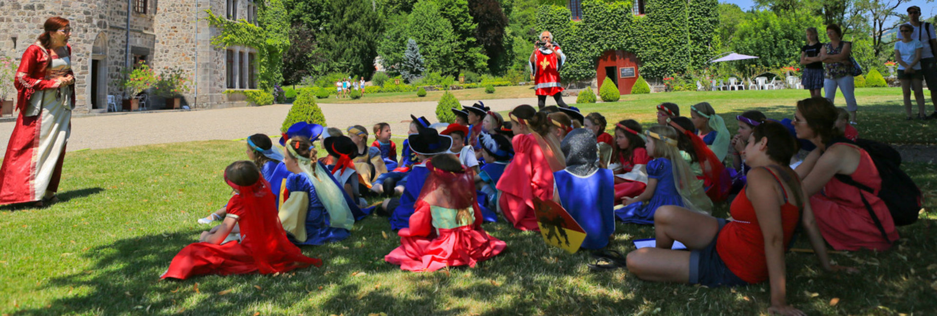 Animation costumée des enfants au château Pesteils